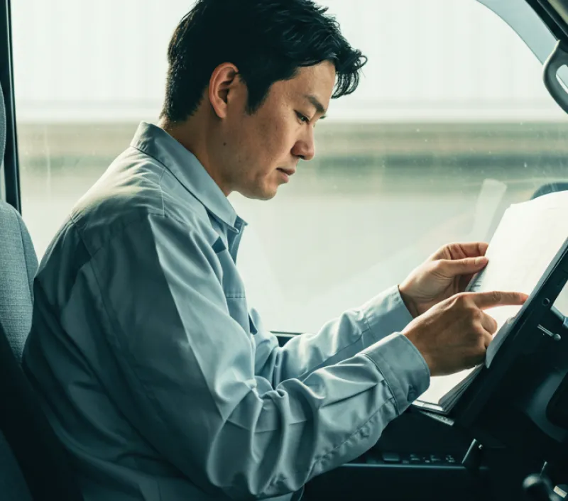 車内で書類を確認するスタッフ